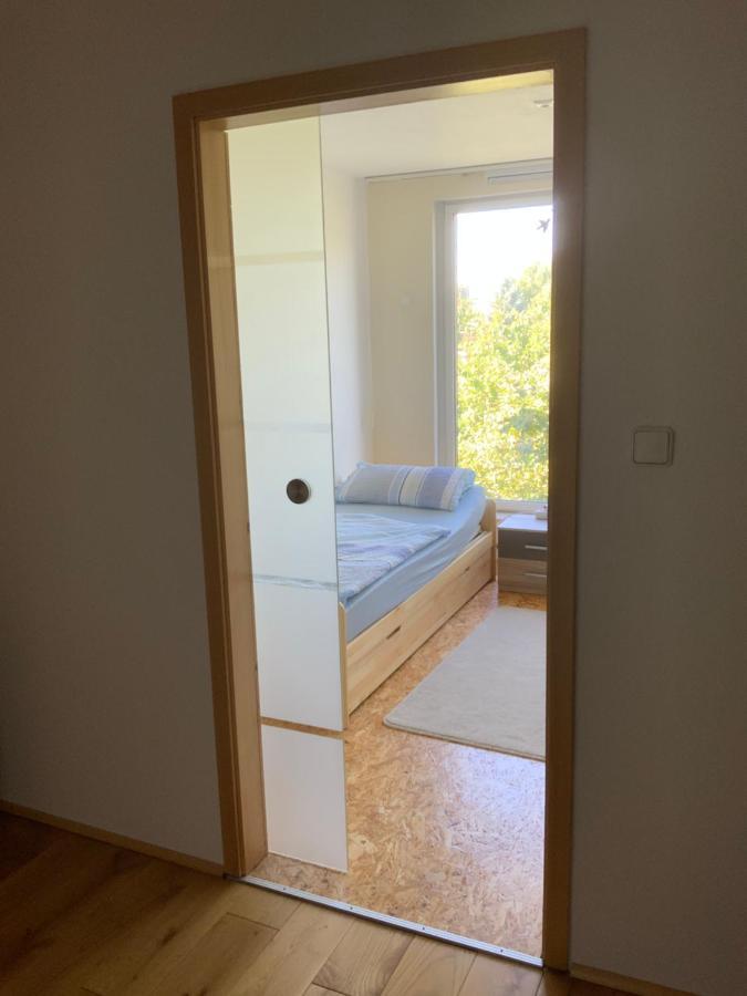 Ferien/ Monteurzimmer Mit Gemeinsam Wozi, Kue, Bad, Wlan Homestay Magdeburg